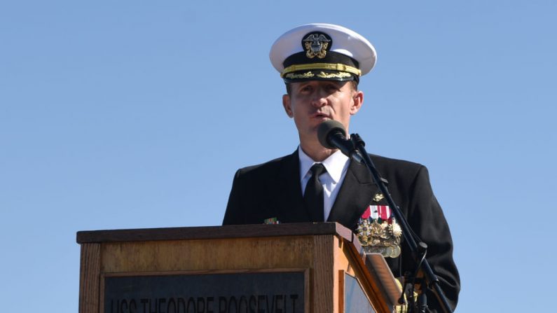 El capitán Brett Crozier se dirige por primera vez a la tripulación como oficial al mando del portaaviones USS Theodore Roosevelt (CVN 71) durante una ceremonia de cambio de mando en la cubierta de vuelo del barco, el 1 de noviembre de 2019.  (Foto de la Marina de Guerra de los EE.UU. vía Getty Images)