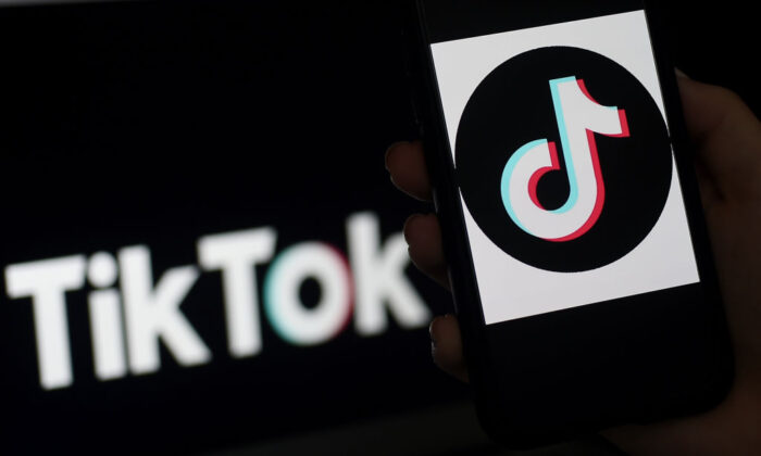 El logo de TikTok en una pantalla de un iPhone en Arlington, Virginia, el 13 de abril de 2020. (Olivier Douliery/AFP via Getty Images)