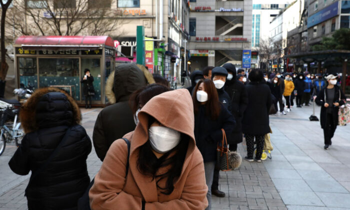 Personas hacen fila para comprar máscaras en una tienda de departamentos en Seúl, Corea del Sur, el 2 de marzo de 2020. (Chung Sung-Jun/Getty Images)