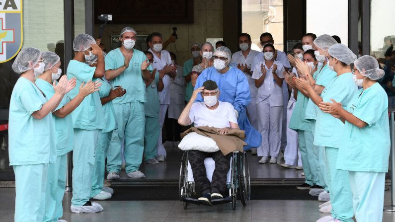 El brasileño Ermando Armelino Piveta, de 99 años, excombatiente de la Segunda Guerra Mundial, hace un gesto al salir del Hospital de las Fuerzas Armadas en Brasilia, después de ser tratado por la COVID-19 y dado de alta, el 14 de abril de 2020. (EVARISTO SA/AFP vía Getty Images)