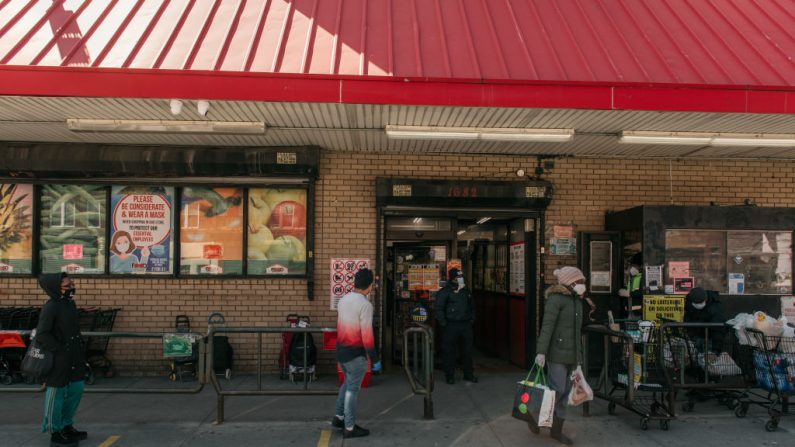 Los compradores hacen cola, separados unos de otros, en un supermercado en medio de los llamados al distanciamiento social y la alta demanda de comestibles el 15 de abril de 2020 en el barrio de Weeksville del distrito de Brooklyn en la ciudad de Nueva York (EE.UU.). (Scott Heins/Getty Images)