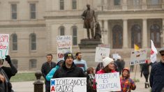 En medio de protestas, gobernadora de Michigan expresa esperanza de reabrir el estado el 1 de mayo
