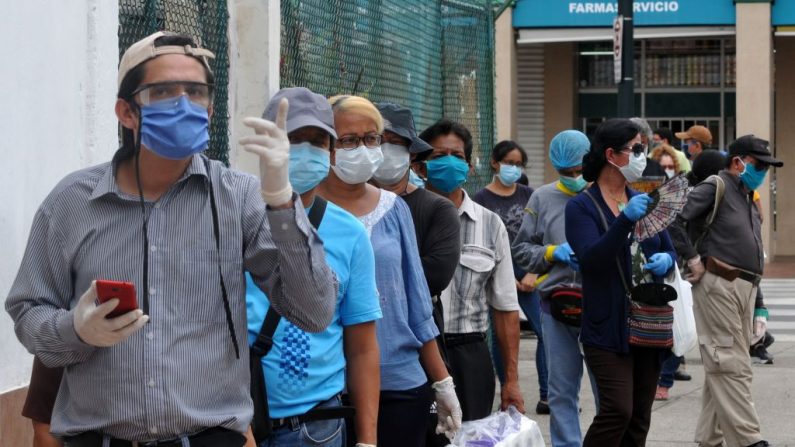 La gente hace cola frente a una farmacia en el centro de Guayaquil, Ecuador, el 15 de abril de 2020 durante la pandemia del virus del PCCh. (JOSE SÁNCHEZ / AFP vía Getty Images)