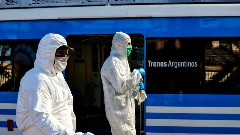 Empleados de Trenes Argentinos desinfectan y limpian un vagón en la estación de trenes Constitución, en Buenos Aires, Argentina, el 16 de abril de 2020 en medio de la pandemia de COVID-19. (RONALDO SCHEMIDT/AFP vía Getty Images)