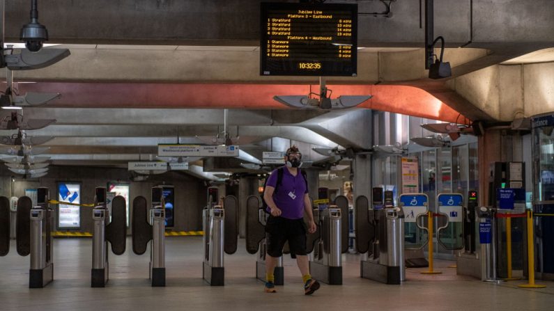 Un hombre con una mascarilla sale de la estación de metro de Westminster el 17 de abril de 2020 en Londres, Reino Unido. (Chris J Ratcliffe/Getty Images)