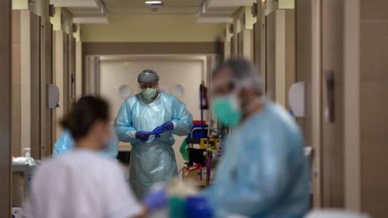 Un médico se saca los guantes después de atender a pacientes con el virus del PCCh en la clínica privada CEMTRO de Madrid (España) el 17 de abril de 2020. (PIERRE-PHILIPPE MARCOU/AFP vía Getty Images)