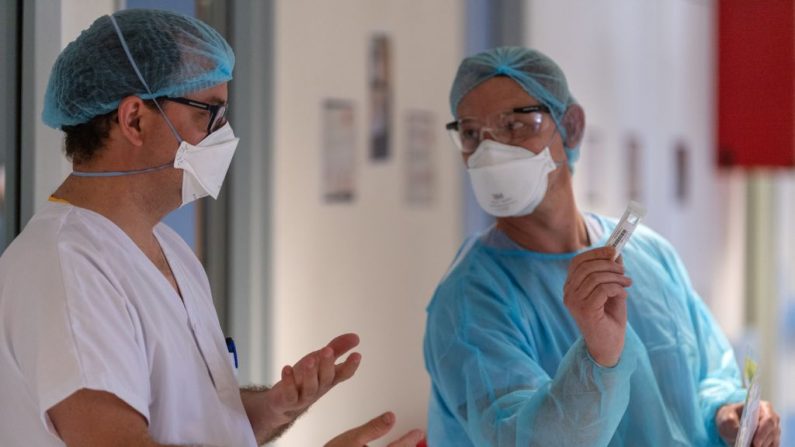 El personal médico examina una muestra en una Unidad de Post-Reanimación Respiratoria especialmente creada para los pacientes infectados por COVID-19 el 17 de abril de 2020 en el hospital Emile Muller de Mulhouse, en el este de Francia. (PATRICK HERTZOG/AFP vía Getty Images)