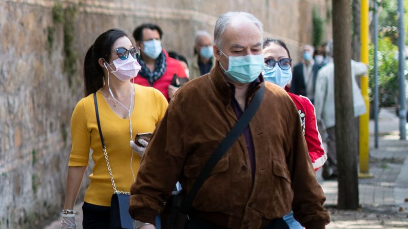 La gente espera la distribución gratuita de máscaras protectoras en Roma (Italia) el 17 de abril de 2020, mientras la nación trata de frenar la propagación de la epidemia de COVID-19 causada por el virus del PCCh. (TIZIANA FABI/AFP vía Getty Images)