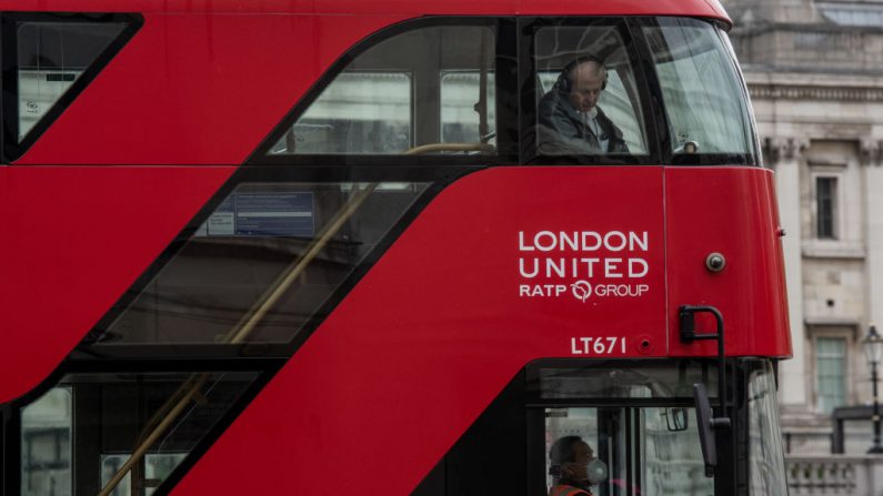 Un conductor de autobús usa una máscara facial al pasar por Trafalgar Square, el 17 de abril de 2020, en Londres, Reino Unido. (Chris J Ratcliffe/Getty Images)