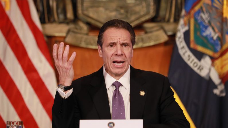 El gobernador de Nueva York, Andrew Cuomo, da una conferencia de prensa sobre la crisis del virus del PCCh en Albany, Nueva York, el 17 de abril de 2020. (Matthew Cavanaugh / Getty Images)
