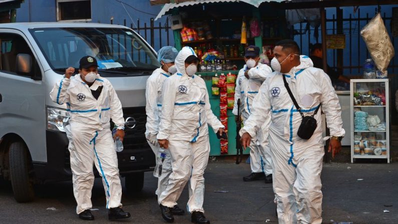 Una brigada de investigación de la Policía Nacional de Honduras lleva máscaras para evitar la propagación del virus del PCCh, mientras investiga un crimen en Tegucigalpa el 16 de abril de 2020. (ORLANDO SIERRA/AFP vía Getty Images)