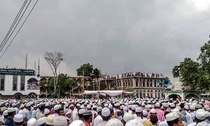 Devotos musulmanes asisten a una oración fúnebre por un predicador islámico durante el confinamiento nacional impuesto por el gobierno como medida preventiva contra el COVID-19, en Brahmanbaria, también conocido como Sarail, Bangladesh, el 18 de abril de 2020. (STR/AFP vía Getty Images)
