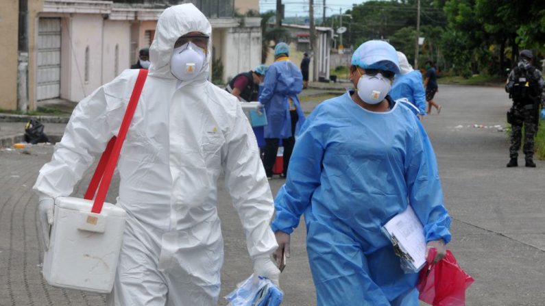 El personal del Ministerio de Salud visita el complejo residencial Samanes 7 en el norte de Guayaquil, Ecuador, para hacer pruebas de COVID-19 durante la pandemia del virus del PCCh, el 19 de abril de 2020. (JOSE SÁNCHEZ / AFP vía Getty Images)