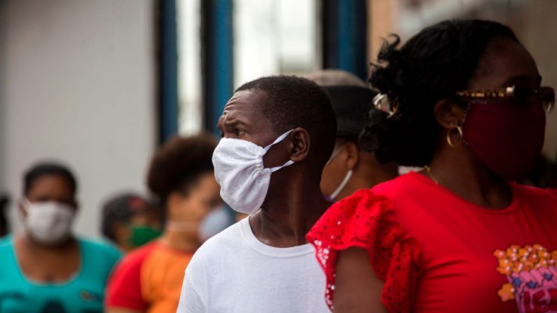 La gente usa máscaras faciales como medida preventiva contra la propagación del COVID-19, en Santo Domingo (República Dominicana) el 20 de abril de 2020. (ERIKA SANTELICES/afp/AFP vía Getty Images)