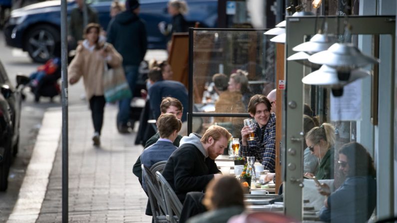 La gente se divierte en un restaurante al aire libre, en medio del brote de la enfermedad por el nuevo coronavirus (COVID-19), en el centro de Estocolmo, Suecia, el 20 de abril de 2020. (ANDERS WIKLUND/TT Agencia de Noticias/AFP vía Getty Images)