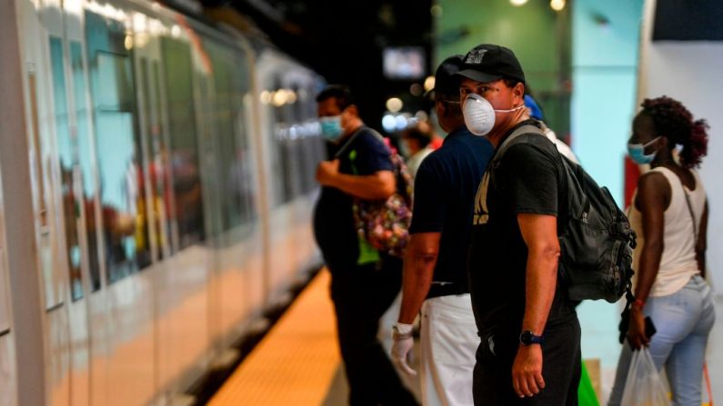 Los pasajeros del metro llevan máscaras faciales contra la propagación del COVID-19, en la ciudad de Panamá (Panamá), el 21 de abril de 2020. (LUIS ACOSTA/AFP vía Getty Images)