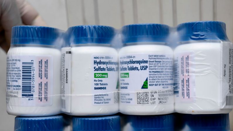 Un trabajador del Ministerio de Salud salvadoreño muestra un paquete de botellas de píldoras de hidroxicloroquina, que se distribuirán en los hospitales de San Salvador el 21 de abril de 2020, a causa del brote de coronavirus COVID-19. (YURI CORTEZ/AFP vía Getty Images)