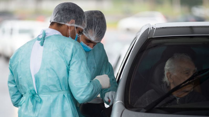 Las enfermeras administran pruebas de coronavirus en un centro de acogida del Hospital MedStar St. Mary's el 14 de abril de 2020 en Leonardtown, Maryland. (Win McNamee/Getty Images)
