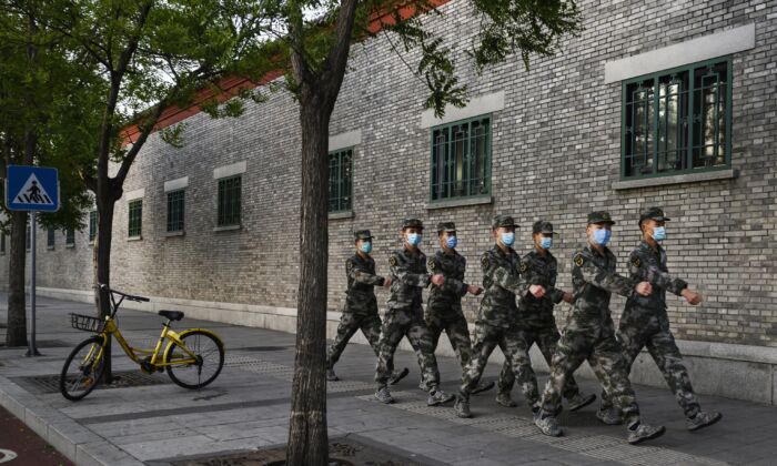 Marcha militar china en una calle de Beijing, China, el 22 de abril de 2020. (Kevin Frayer/Getty Images)
 
