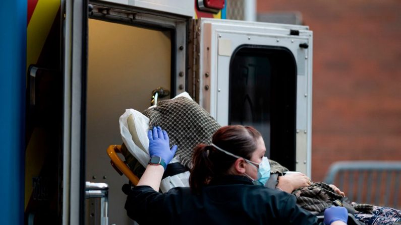 Una persona es transportada a la sala de emergencias del Hospital Elmhurst en Queens, Nueva York, el 22 de abril de 2020. (Johannes Eisele/AFP/Getty Images)
