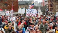 Miles de personas se reúnen en Wisconsin para protestar contra la extensión del bloqueo