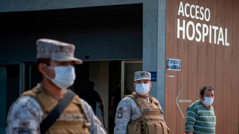 Soldados chilenos llevan máscaras faciales mientras hacen guardia fuera del Hospital del Carmen en Santiago, el 27 de abril de 2020, en medio de la nueva pandemia de COVID-19. (MARTIN BERNETTI/AFP/Getty Images)