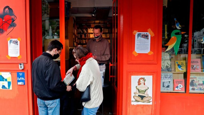 Un vendedor de librería entrega un libro pedido en línea a sus clientes, en París (Francia) el 28 de abril de 2020, ya que todas las tiendas de Francia permanecen cerradas excepto las de alimentos y las farmacias, en el 43º día de un cierre en Francia destinado a frenar la propagación de la enfermedad COVID-19, causada por el virus del PCCh. (THOMAS COEX/AFP vía Getty Images)