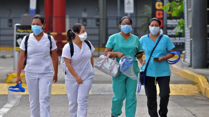 Trabajadores de la salud salen del Centro de Convenciones, donde la municipalidad estableció un hospital de campaña para las personas infectadas con el virus del PCCh, en Guayaquil (Ecuador) el 28 de abril de 2020. (JOSE SANCHEZ LINDAO/AFP vía Getty Images)