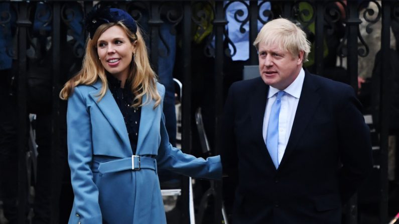 El Primer Ministro del Reino Unido Boris Johnson y su prometida Carrie Symonds salen de un servicio religioso en la Abadía de Westminster el 09 de marzo de 2020 en Londres, Inglaterra. (Chris J Ratcliffe/Getty Images)