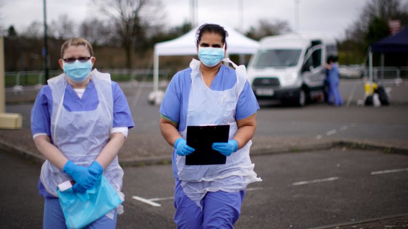 WOLVERHAMPTON, INGLATERRA - 12 DE MARZO: Las enfermeras del NHS esperan al siguiente paciente en un paseo por el sitio de pruebas del COVID-19 en un aparcamiento el 12 de marzo de 2020 en Wolverhampton, Inglaterra. (Foto ilustrativa de Christopher Furlong/Getty Images)
