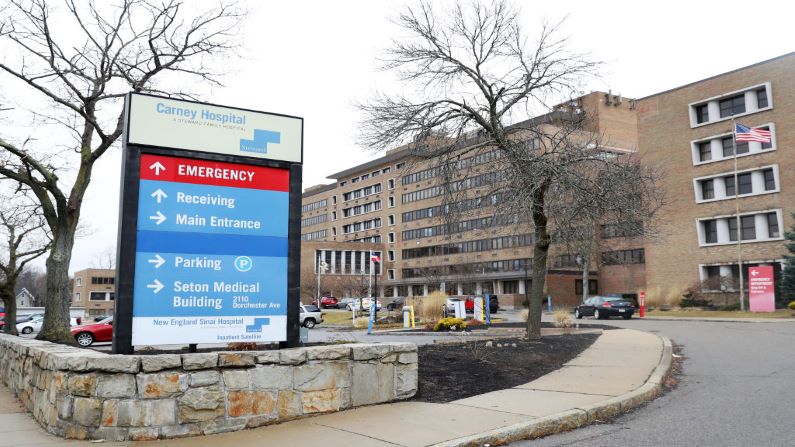 Una vista del Hospital Carney en Dorchester, el 17 de marzo de 2020 en Dorchester, Massachusetts. El hospital, parte del sistema de atención médica Steward, es el primer "Centro de atención dedicada" de la nación que trata exclusivamente a pacientes diagnosticados con COVID-19. (Foto de Maddie Meyer/Getty Images)