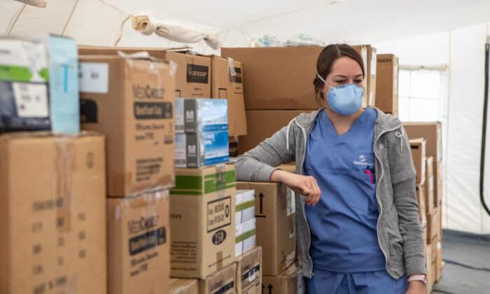 Una enfermera dentro de una carpa aprovisionada de suministros médicos en el Hospital de campaña de emergencia Samaritan's Purse en Cremona, cerca de Milán, Italia, el 20 de marzo de 2020. (Emanuele Cremaschi/Getty Images)