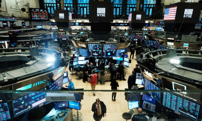 Comerciantes trabajan en el parquet de la Bolsa de Valores de Nueva York (NYSE) en la ciudad de Nueva York el 20 de marzo de 2020. (Spencer Platt/Getty Images)