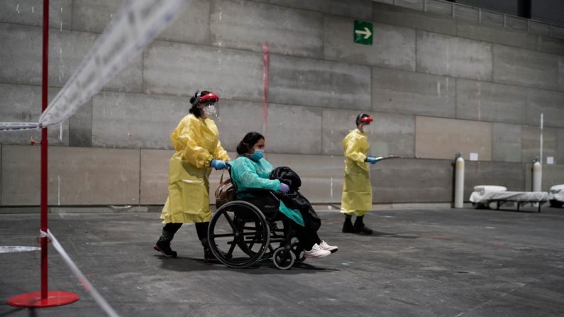 Los primeros pacientes con el virus del PCCh llegan al complejo de exposiciones Ifema en Madrid, España, el 22 de marzo de 2020. (Borja Sanchez-Trillo - Comunidad de Madrid a través de Getty Images)