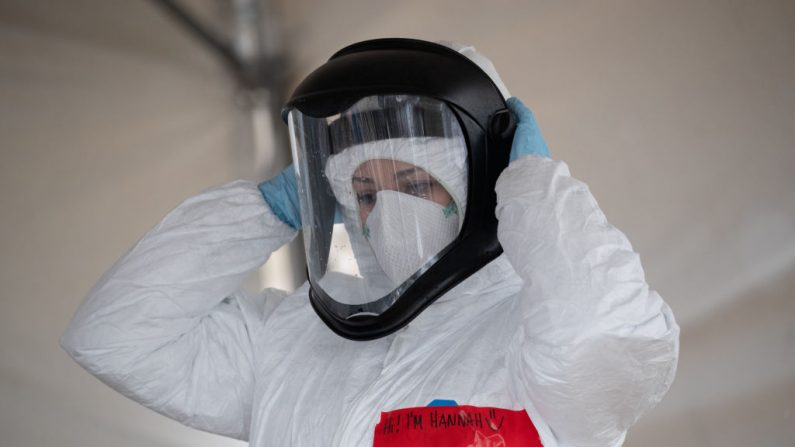 Una enfermera ajusta su equipo de protección personal (PPE) en una estación de pruebas de COVID-19 en Stamford, Connecticut, EE.UU., el 23 de marzo de 2020. (John Moore/Getty Images)