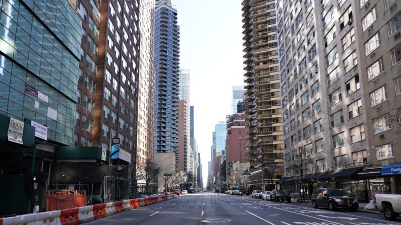 Una vista de Third Avenue durante la hora pico mientras el coronavirus continúa propagándose por Estados Unidos, el 26 de marzo de 2020, en la ciudad de Nueva York. (Cindy Ord/Getty Images)