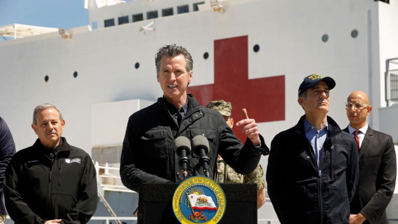  El gobernador de California Gavin Newsom habla frente al buque hospital USNS Mercy que llegó al Puerto de Los Ángeles el viernes 27 de marzo de 2020, para proporcionar alivio a los hospitales de Southland abrumados por la pandemia de coronavirus. (Carolyn Cole-Pool/Getty Images)