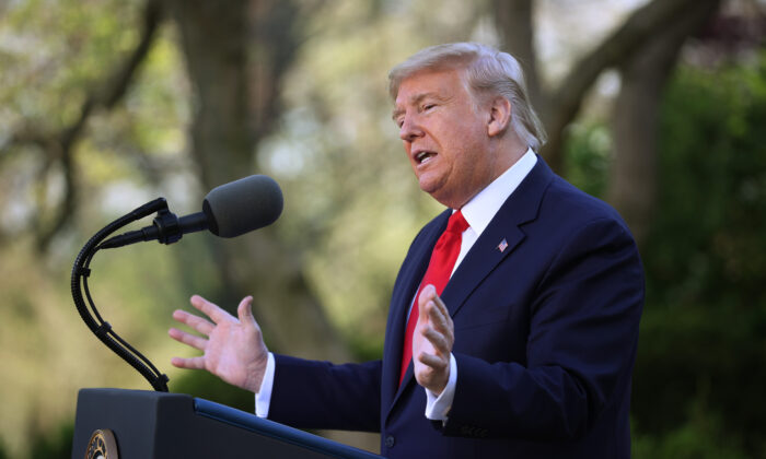 El presidente Donald Trump habla durante la sesión informativa diaria sobre el virus del PCCh en el Jardín de Rosas de la Casa Blanca en Washington el 30 de marzo de 2020. (Win McNamee/Getty Images)