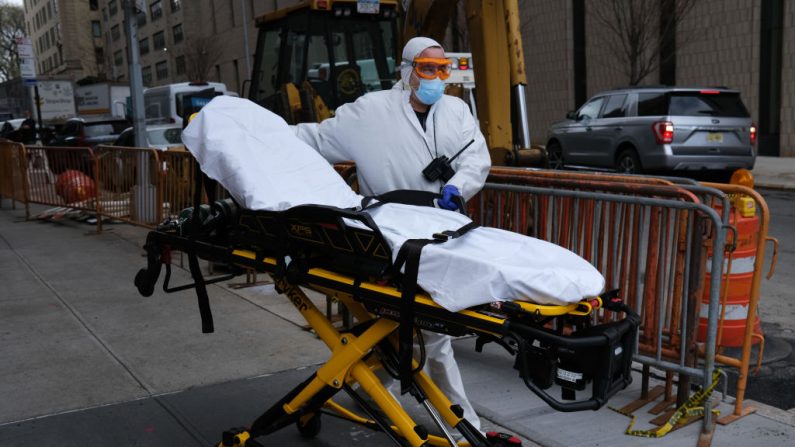 El conductor de una ambulancia guarda y limpia una camilla médica en una fotografía de archivo. (Spencer Platt/Getty Images)
