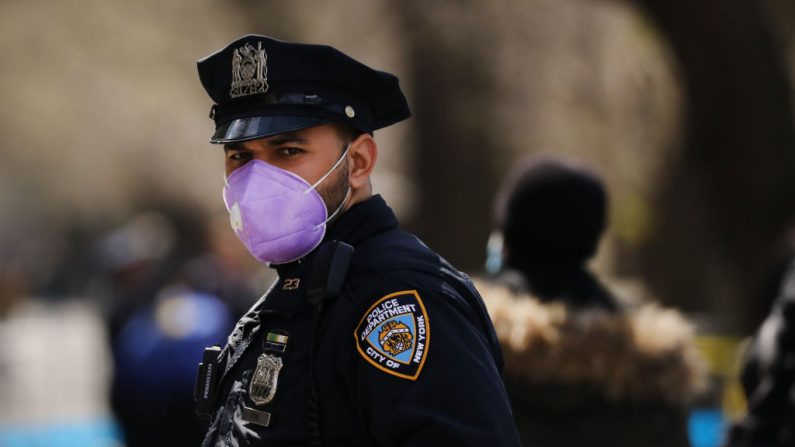 Un oficial de policía se encuentra afuera del Hospital Mount Sinai en medio de la pandemia del virus del PCCh en la ciudad de Nueva York el 1 de abril de 2020. (Spencer Platt / Getty Images)
