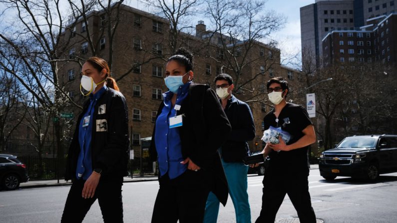 Trabajadores médicos caminan fuera del Hospital Mount Sinai en medio de la pandemia de coronavirus el 01 de abril de 2020 en la ciudad de Nueva York. (Spencer Platt/Getty Images)