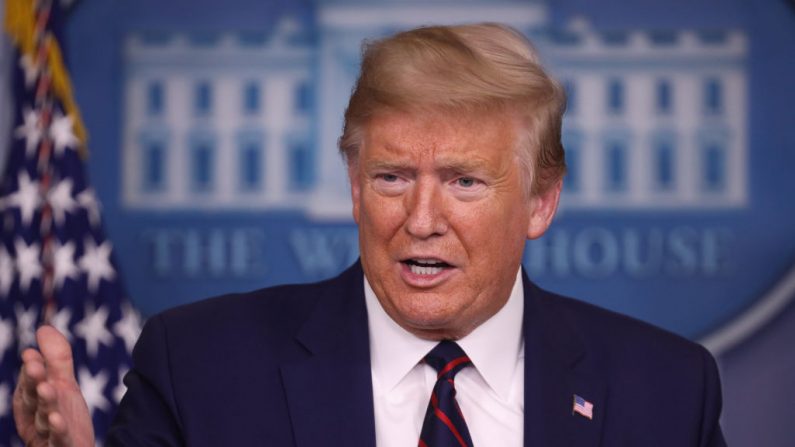 El presidente Donald Trump habla en la sala de prensa con los miembros de la Fuerza de Tarea de Coronavirus de la Casa Blanca en Washington, el 2 de abril de 2020 (Win McNamee / Getty Images)