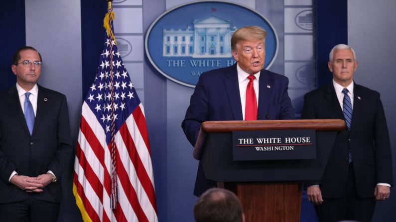 El presidente Donald Trump habla en la sala de prensa con miembros de la Fuerza de Tarea de Coronavirus de la Casa Blanca el 3 de abril de 2020 en Washington. (McNamee/Getty Images)
