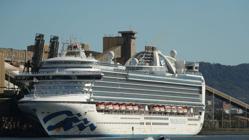 El crucero Ruby Princess está atracado el 6 de abril de 2020 en Puerto Kembla, Australia. (Mark Metcalfe/Getty Images)