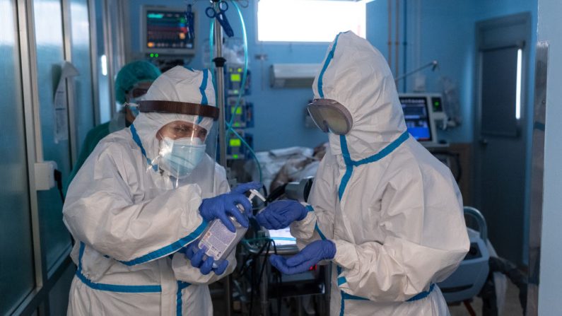 El personal sanitario en traje de protección se desinfecta al salir de una sección de la UCI del Hospital Universitario de Bellvitge el 09 de abril de 2020, cerca de Barcelona, España. (David Ramos/Getty Images)
