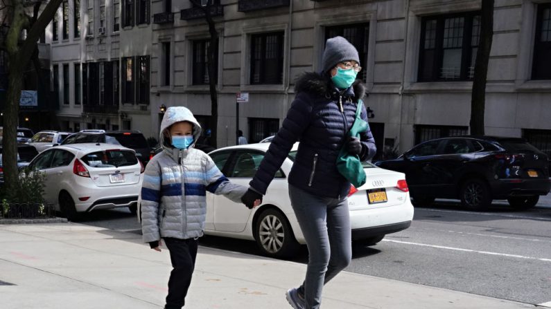Una mujer y un niño usan máscaras protectoras durante la pandemia de coronavirus el 15 de abril de 2020 en la ciudad de Nueva York. (Cindy Ord/Getty Images)