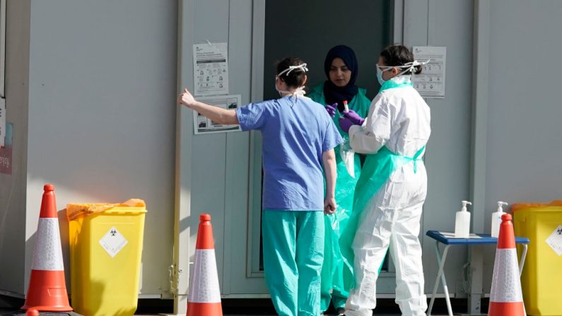 El personal espera para hacer prueba a los trabajadores del Servicio Nacional de Salud (NHS) por el virus del PCCh en un sitio de pruebas de conducción el 16 de abril de 2020 en Rochdale, Reino Unido. (Christopher Furlong/Getty Images)