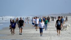 Centenares salen al mar en Florida, con cifras en aumento por la COVID-19