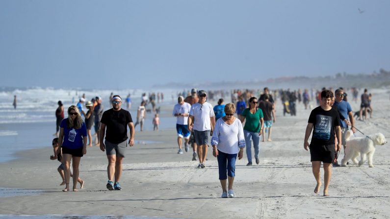 Se ve gente en la playa de Jacksonville Beach, Florida, el 17 de abril de 2020. (Sam Greenwood/Getty Images)