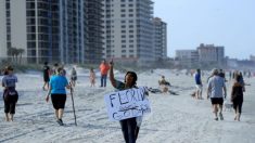 Cientos de personas llenan las playas de Florida después de la reapertura